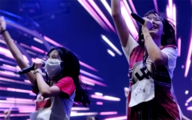 Тајландска певачица у кошуљи са свастиком изазвала скандал