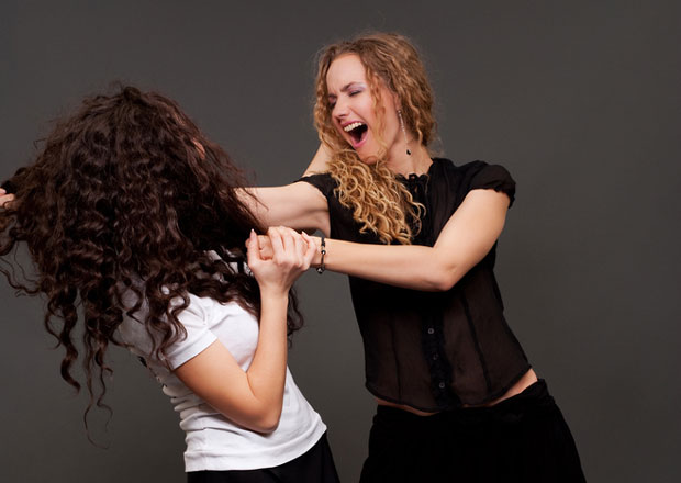 Чупале се за косу због објаве на Фејсбуку