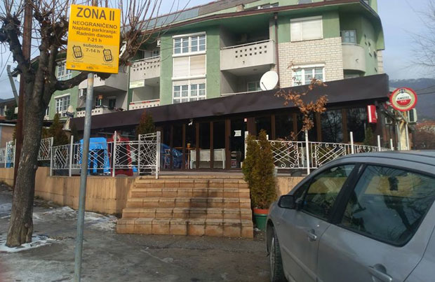 УЗНЕМИРУЈУЋИ ВИДЕО: Снимак туче двојице младића испливао у јавност, претходио вандализам у кафићу