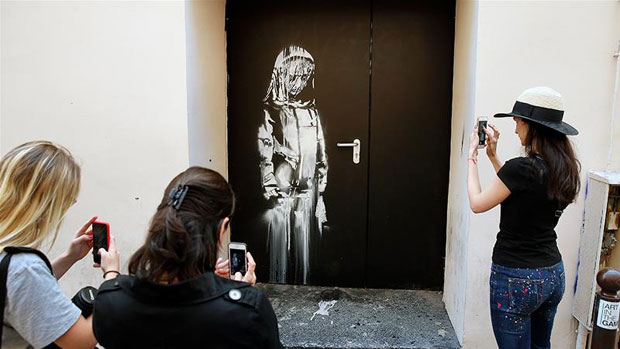 Украден Банксијев мурал са врата позоришта у Паризу