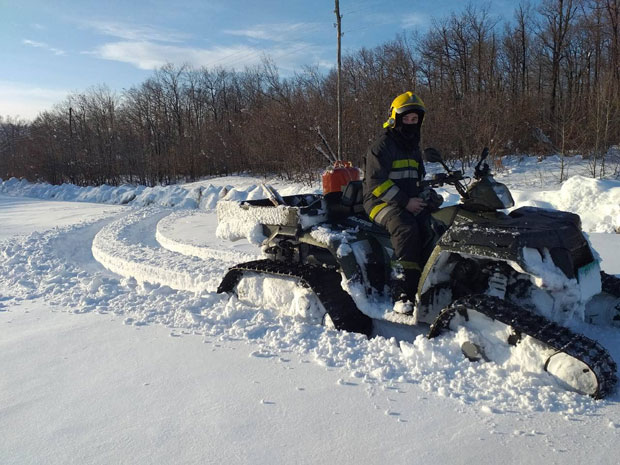 Неготински ватрогасци из снежних сметова извукли путара задуженог за чишћење (ФОТО)