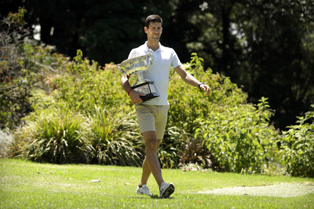 Новак прошетао историјски пехар Мелбурн парком (ФОТО)