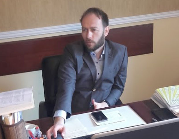 НАПАДНУТ АДВОКАТ У СРЕМСКОЈ КАМЕНИЦИ: Само срећом пиштољ није опалио