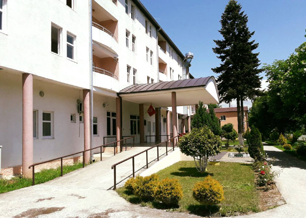 ЦРНА ГОРА ОБЕЗБЕЂУЈЕ АЛКОХОЛ ЗА ДОМОВЕ: Старима купују виски и ракију?