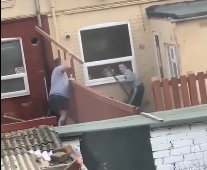 “ТРАДИЦИОНАЛНА ЕНГЛЕСКА КОМШИЈСКА ТУЧА”: Снимак бруталног обрачуна даскама постао хит на интернету (ВИДЕО)