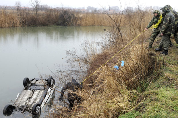 САОБРАЋАЈНА НЕСРЕЋА КОД КАЊИЖЕ: Слетео у канал пун воде и погинуо