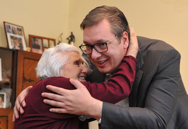 Вучић разговарао са најстаријом Београђанком о повећању пензија; Бака Надежда: Запазила сам енергију коју улажете за бољитак земље