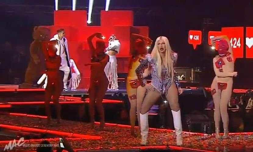 НЕМА КРВИ, А МИРИШЕ НА ЊУ: Јелена Карлеуша представила песму Лајк, Арена занемела током говора певачице