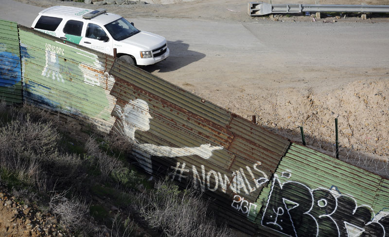 Трамп од зида се не одустаје