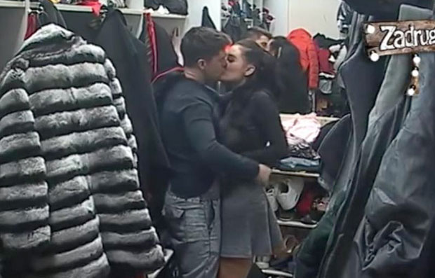 СТРАСТИ У ГАРДЕРОБЕРУ: Секси акција Давида Драгојевића и Ане Кораћ (ВИДЕО)