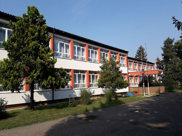 ТУЧА УЧЕНИКА: Другару шаком разбио нос