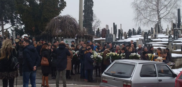 САХРАНА У ЧАЧКУ: Милош испраћен уз сузе и бакље (ФОТО)