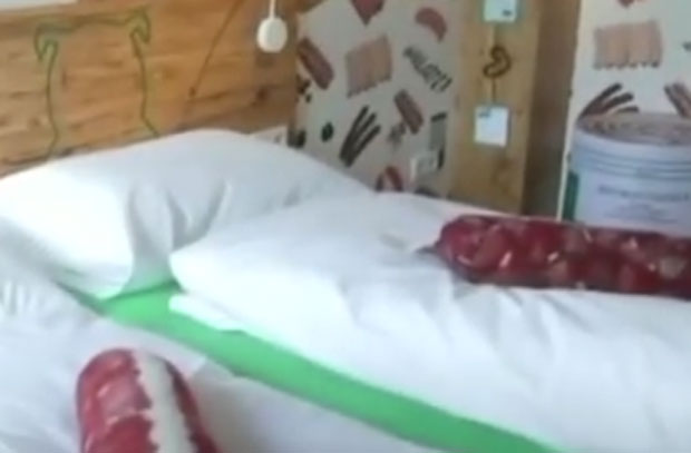 НОЋНА МОРА ВЕГЕТАРИЈАНАЦА: Кобасица добила свој хотел (ВИДЕО)