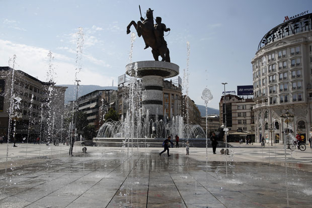 ВМРО-ДПМНЕ ПОРУЧУЈЕ ВЛАДАЈУЋОЈ КОАЛИЦИЈИ: Не бацајте табле на којима пише Република Македонија јер ће се то име поново користити