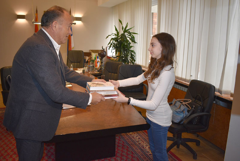 Ученица прочитала 250 књига за годину дана, добила БГ приче на поклон 