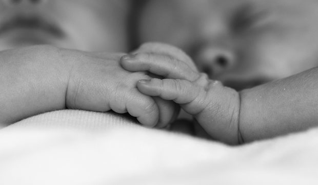 Српкиња се породила па смрскала једну бебу о зид, а леш друге оставила у корпи за веш