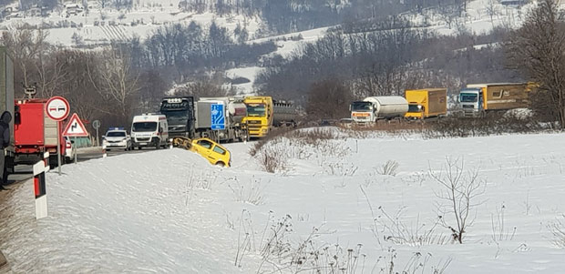 Судар два аутомобила, погинуо мушкарац, троје повређено (ФОТО)