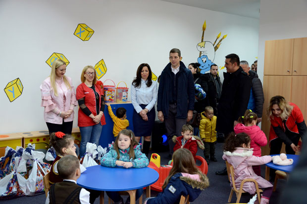 ПОМОЋ ДРЖАВЕ СРБИЈЕ ЋЕ СЕ НАСТАВИТИ: Директор Канцеларије за КиМ отворио ново обданиште и поделио 24 стана у Косовској Митровици