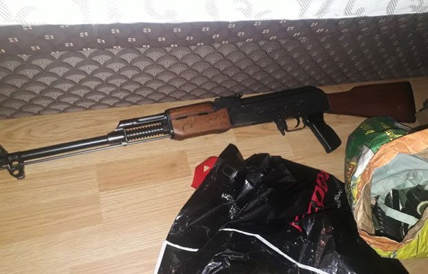 ЗАПЛЕЊЕН АРСЕНАЛ: У стану пронашли пушкомитраљез, бомбе, мине и експлозив