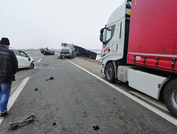 ВОЗИЛА РАСУТА ПО ПУТУ: Тешка саобраћајна несрећа код Сремске Митровице, има повређених (ФОТО/ВИДЕО)