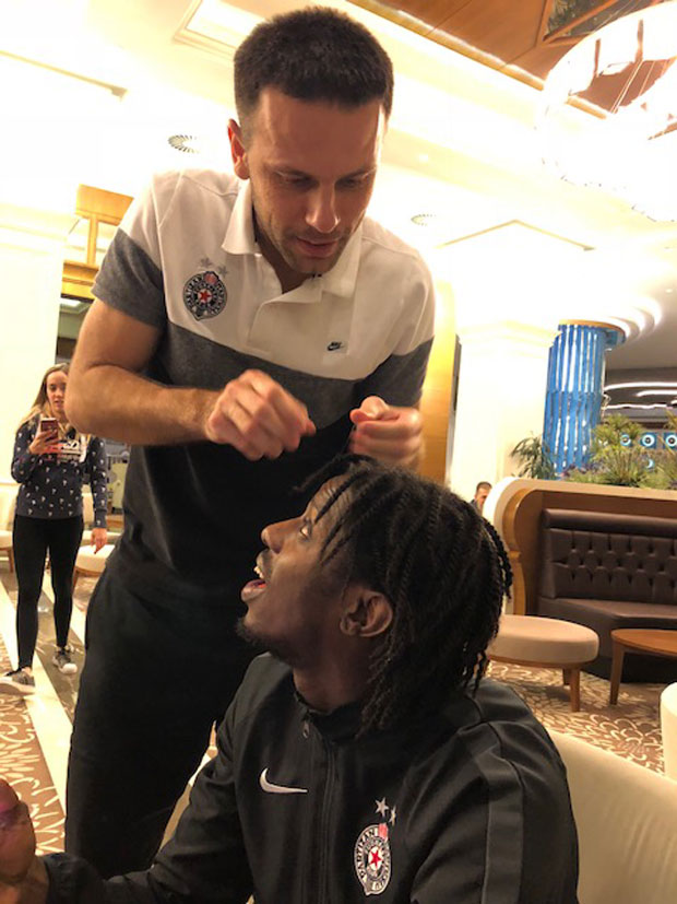 Нџај у салону код Остоје