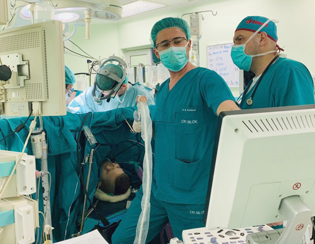 Професор из Бостона лечи дечја срца, сам платио пут у Београд