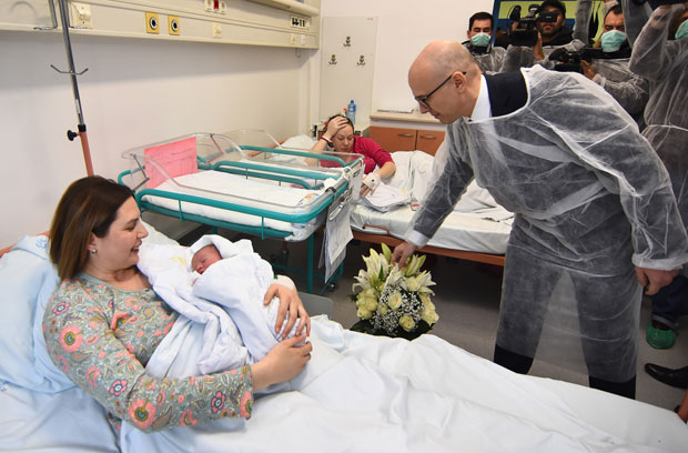 ПОВОДОМ ДАНА ГРАДА: Прва честитка најмлађем Новосађанину