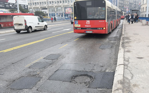 Због рупа, аутобуси мењају трасе