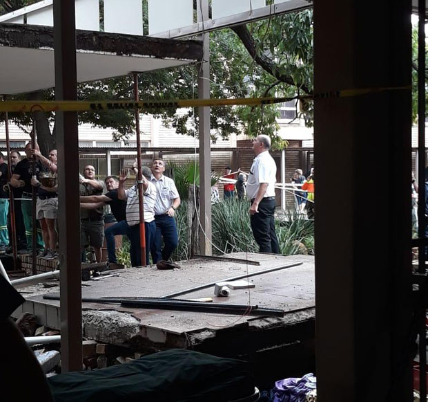 НЕСРЕЋА У ШКОЛИ: Срушила се пасарела, најмање три ученика погинула (ВИДЕО)