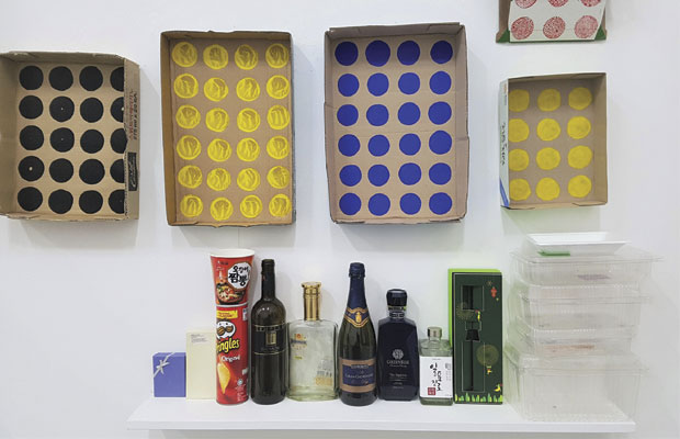 УМЕТНОСТ И АМБАЛАЖА: Перформанс Продавница празнине Јусуфа Хаџифејзовића у Ликовној галерији КЦБ