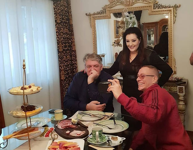 МЕЗЕ ЗА ВАН ДАМА: Драгана Мирковић угостила чувеног глумца