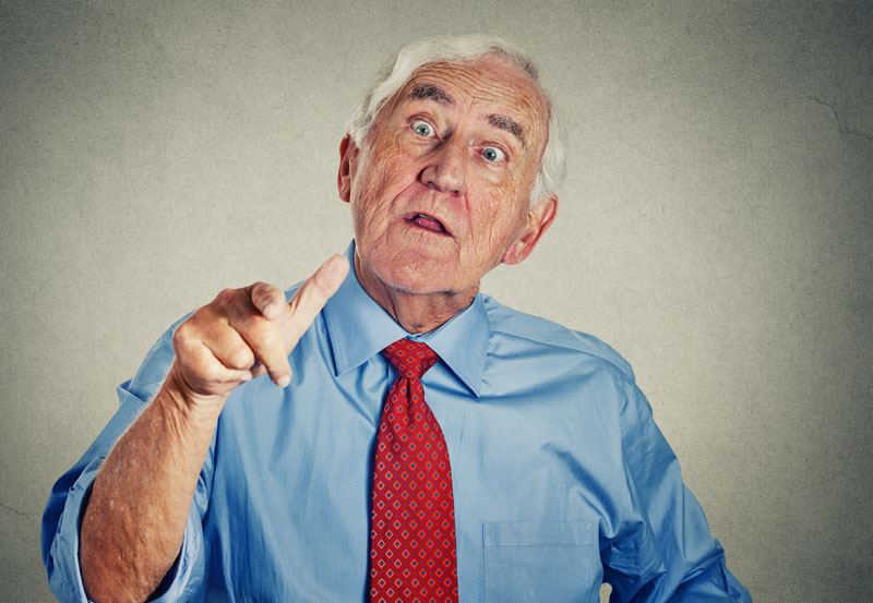 ПЕНЗИОНЕР ТЕРОРИШЕ ВОЗАЧЕ: Вандализовао више од 1.000 кола, зажалио ко му је стао на пут (ВИДЕО)