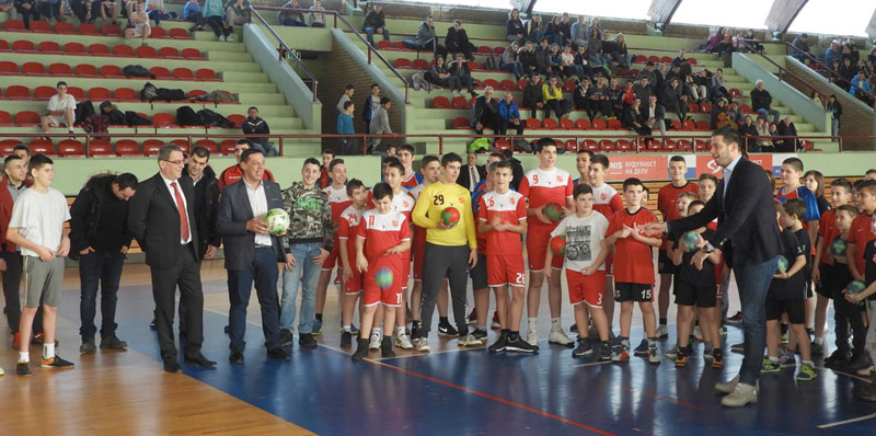 Удовичић поклонио опрему клубовима у Новом Бечеју