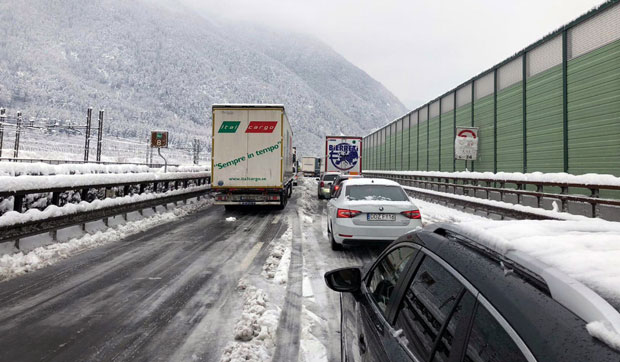 ЛЕДЕНИ ДАНИ У ИТАЛИЈИ: Лавина затрпала ауто-пут, заробљено на хиљаде возила, траје евакуација