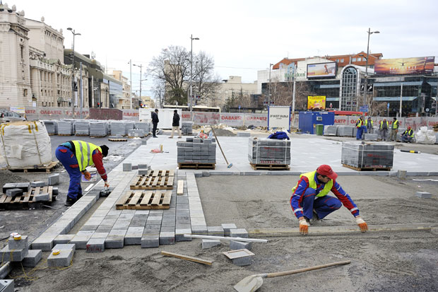 Трг покривају плочама