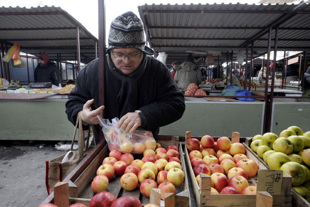 Килограм јабука 30 динара