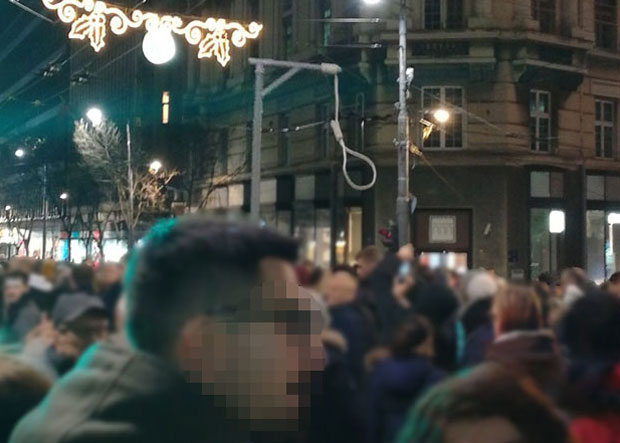  СКАНДАЛ НА СКУПУ ДЕЛА ОПОЗИЦИЈЕ ПРЕДВОЂЕНИМ САВЕЗОМ ЗА СРБИЈУ: И вешало на протесту?!