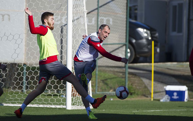СУНЦЕ ОГРЕЈАЛО ЗВЕЗДУ: Новинар Новости на тренингу фудбалера српског шампиона 