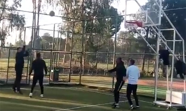 БАТИ ПРИЈАО БАСКЕТ: Тренер фудбалера Партизана одличан и под обручем (ВИДЕО)