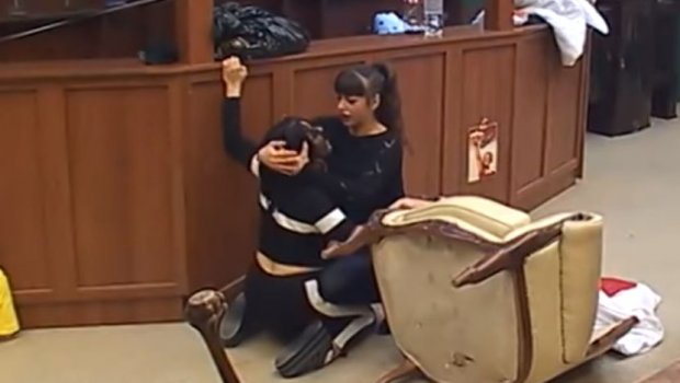 ЈЕЦАЈИ ОДЗВАЊАЛИ ЗАДРУГОМ: Зерина се ваљала по поду и плакала, Миљана и Јелена нису могле да је смире (ВИДЕО)