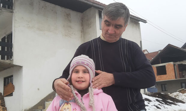 МУКЕ САМОХРАНОГ ОЦА: Гладује да би Кристина могла да се прехрани