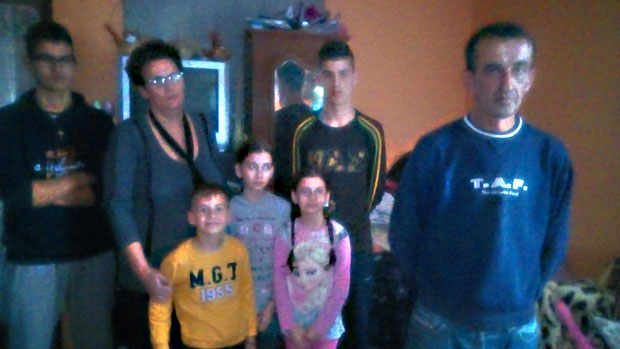 Деца седе и уче у мраку