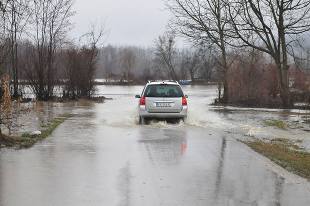 Западна Морава поплавила пут (ФОТО)