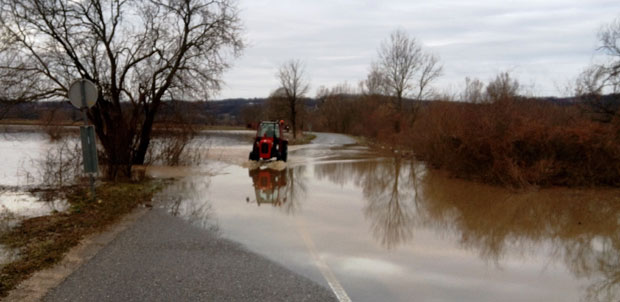 ИЗЛИЛA СE РEКA БOСНA КOД MOДРИЧE: Oбустaвљeн сaoбрaћaj прeкo Врaњaкa (ФОТО)