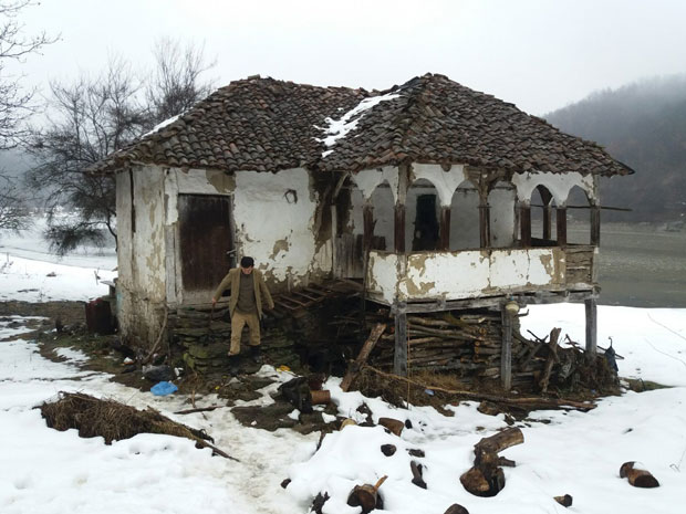 УЖАС КОД ЗАЈЕЧАРА: Пронађен обезглављен мушкарац, тело појели пацови?