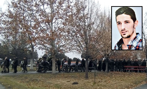 Новак Бошковић испраћен уз сузе, мајка уз јецаје понављала: Зашто нас остави, шта ће жена и ћеркица без тебе? (ФОТО)