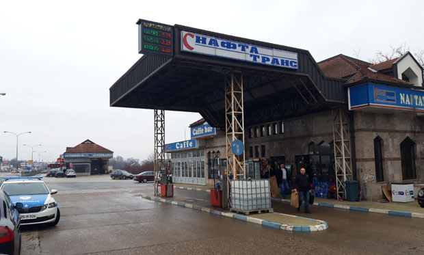 ПОДЛЕГАО ПОВРЕДАМА: Преминуо власник пумпе који је пуцао себи у главу