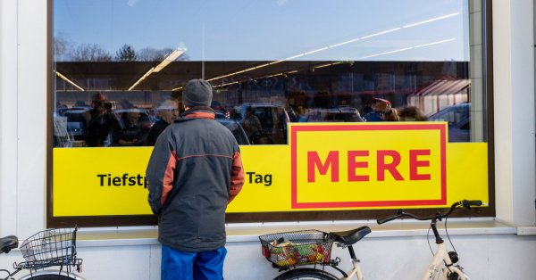 ЛАНАЦ МАРКЕТА НАПРАВИО ХАОС: Кило млевеног меса 236 динара, млеко 60, не стижу да напуне полице