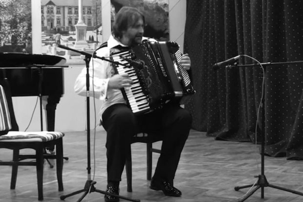 ТУГА НА ЕСТРАДИ: Преминуо познати хармоникаш (ВИДЕО)