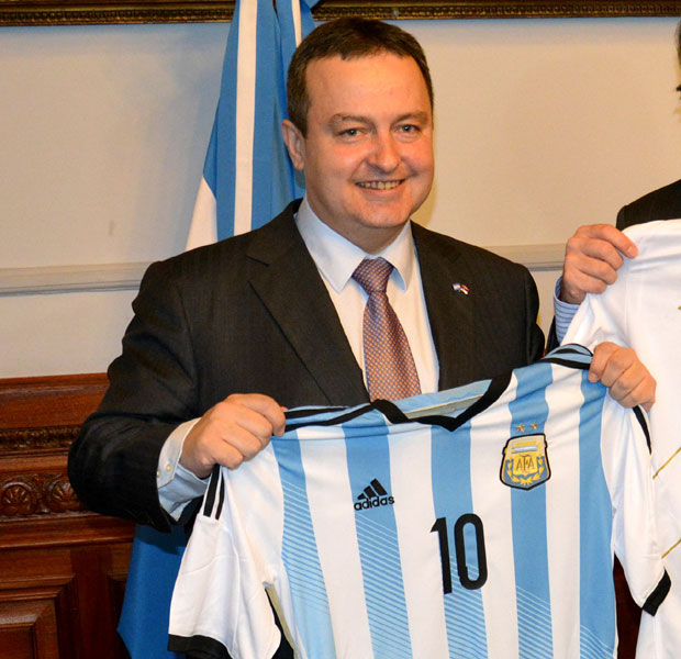 ШПИЈУНКА: Омиљени дрес